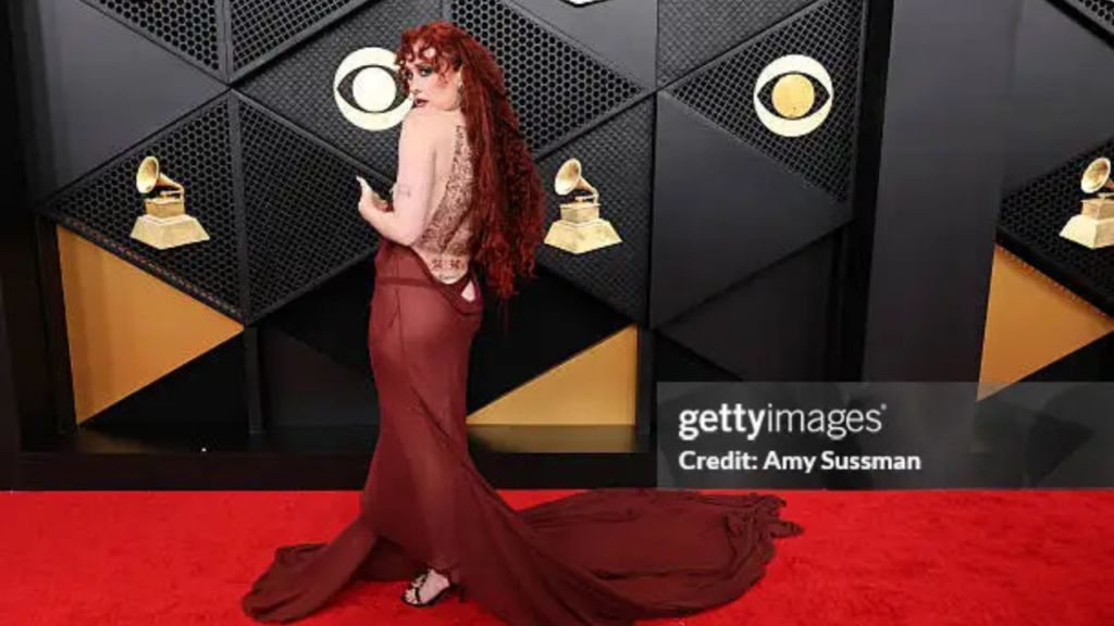 Chappell Roan rouba a cena no Grammy com prêmio e look ousado