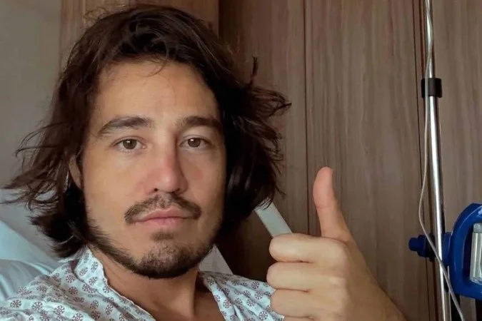Tiago Iorc desabafa sobre sequela após crise de doença degenerativa na coluna