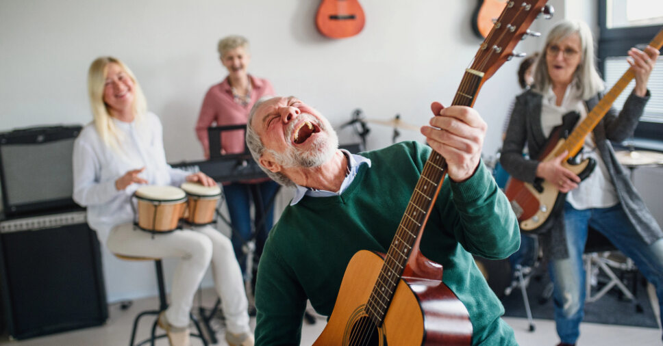 Aprender Música na Terceira Idade: benefícios, vantagens e como começar