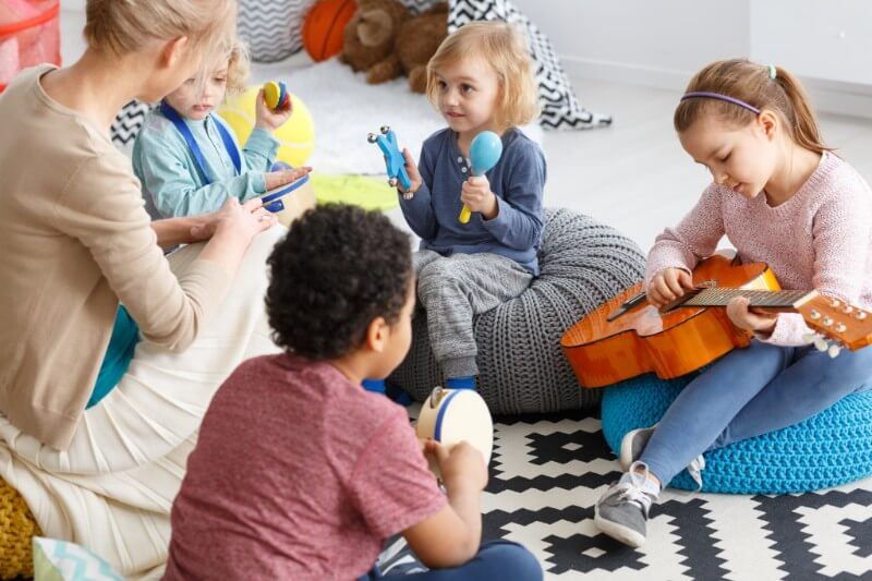 Os efeitos da música no desenvolvimento infantil: benefícios comprovados para o cérebro e o comportamento