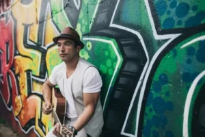 Cantor é condenado por fraude em plataformas de streaming com músicas geradas por IA