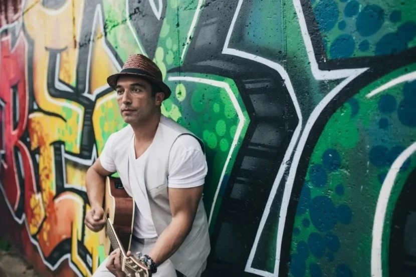 Cantor é condenado por fraude em plataformas de streaming com músicas geradas por IA