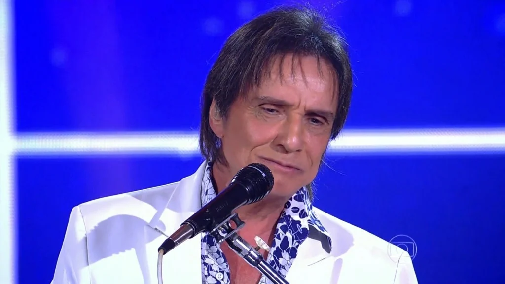 Roberto Carlos chora ao rever “Pequeno Cachoeiro” e emociona fãs em show histórico