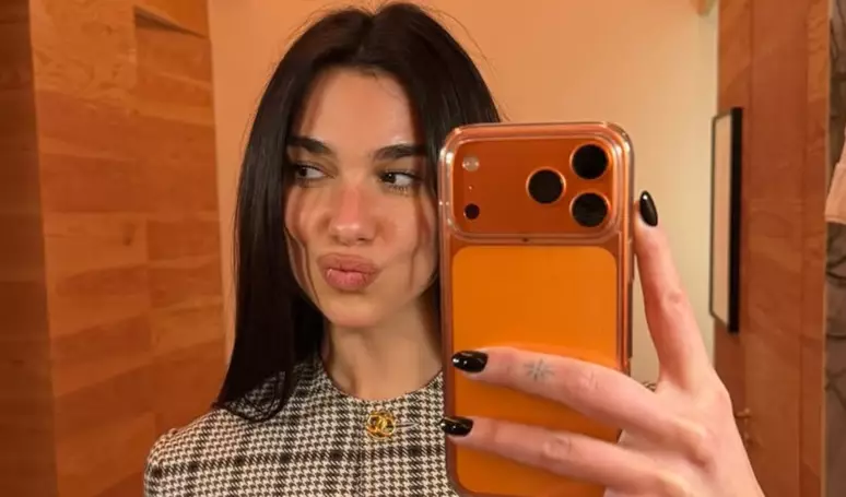 Dua Lipa processa Samsung por uso indevido de imagem em caixas de TV e pede quase R$ 75 milhões