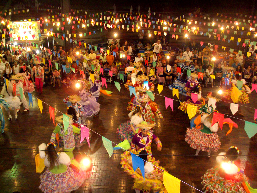 Cantor para Festa Junina 2026 no Rio de Janeiro: Nildo Racine Leva Música, Animação e Elegância ao Seu Evento