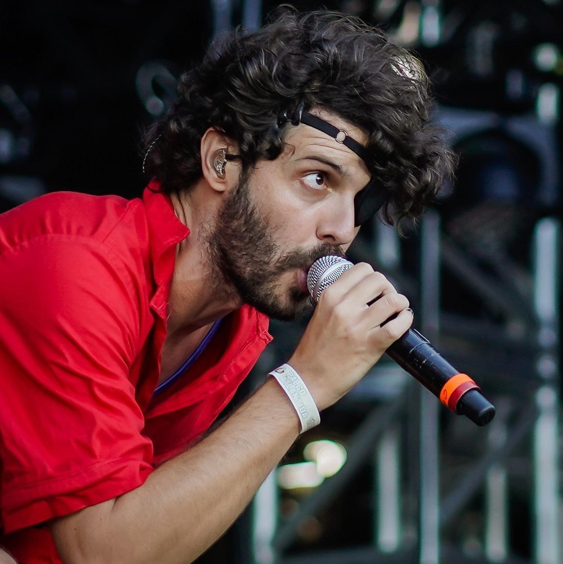 Humorista Diogo Defante Leva “Sapatada na Cara” e Viraliza nas Redes Sociais