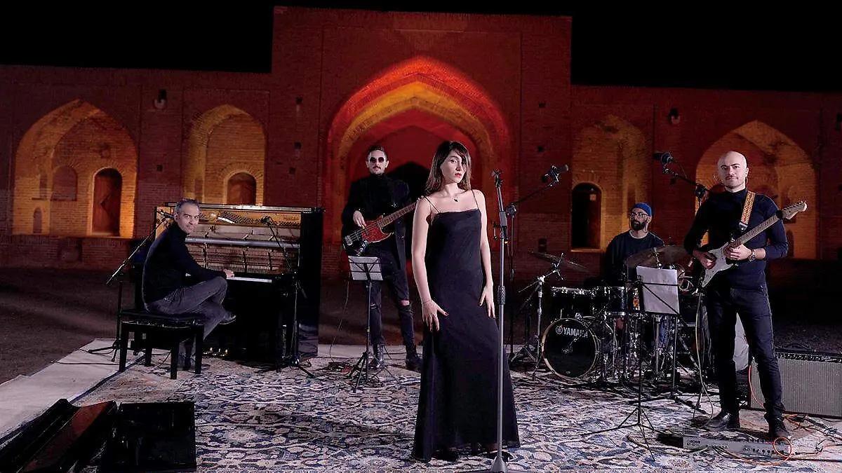 Tribunal iraniano condena cantora a mais de 70 chicotadas por cantar sem véu: caso reacende debate sobre liberdade artística e direitos das mulheres