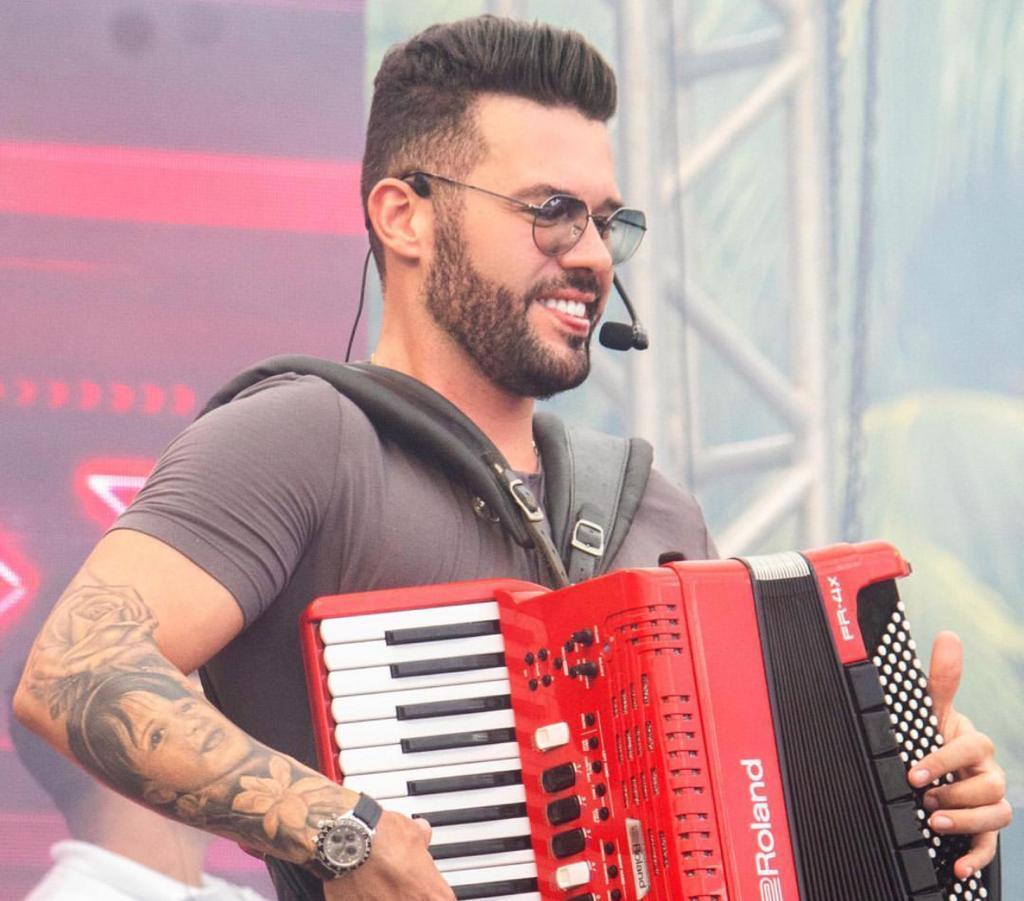 Cantor diz que foi impedido de fazer show por equipe de Paula Fernandes, e empresário da artista rebate: “Conte a história toda”
