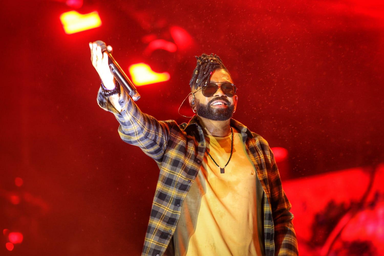 VÍDEO: Cantor Pablo é atingido por uma latinha durante show de São João no interior da Bahia