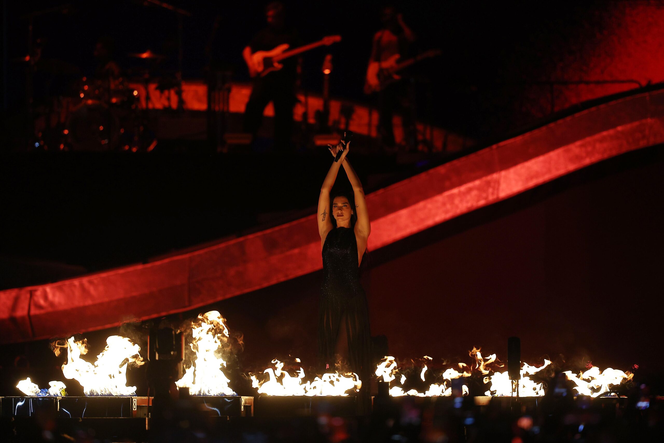 Fã de Katy Perry, Dua Lipa contrata cantora para apresentação especial e surpreende público