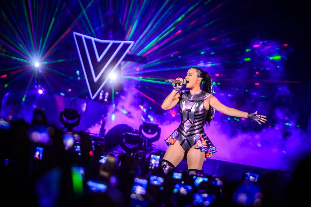Fã de Katy Perry, Dua Lipa contrata cantora para apresentação especial e surpreende público