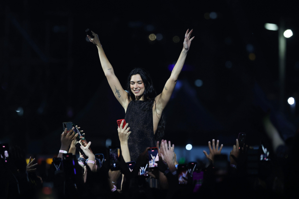 Fã de Katy Perry Dua Lipa contrata cantora para apresentação especial e surpreende público