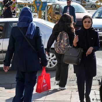 Tribunal iraniano condena cantora a mais de 70 chicotadas por cantar sem véu: caso reacende debate sobre liberdade artística e direitos das mulheres