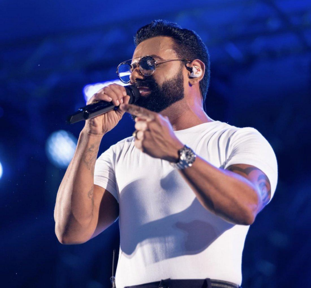 VÍDEO: Cantor Pablo é atingido por uma latinha durante show de São João no interior da Bahia