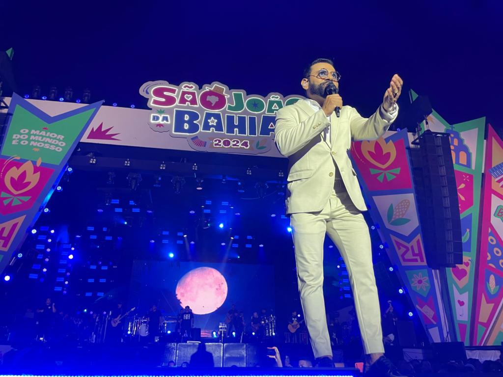 VÍDEO: Cantor Pablo é atingido por uma latinha durante show de São João no interior da Bahia