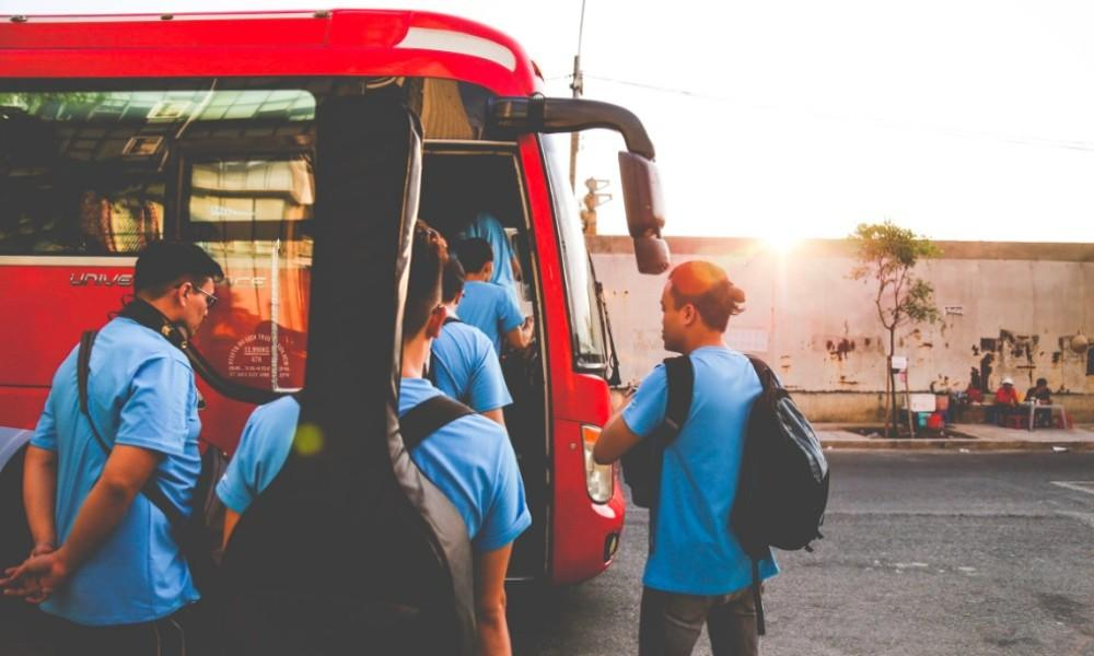 Ônibus com Kelvy Pablo e equipe sofre acidente na Paraíba; cantor tranquiliza fãs após susto