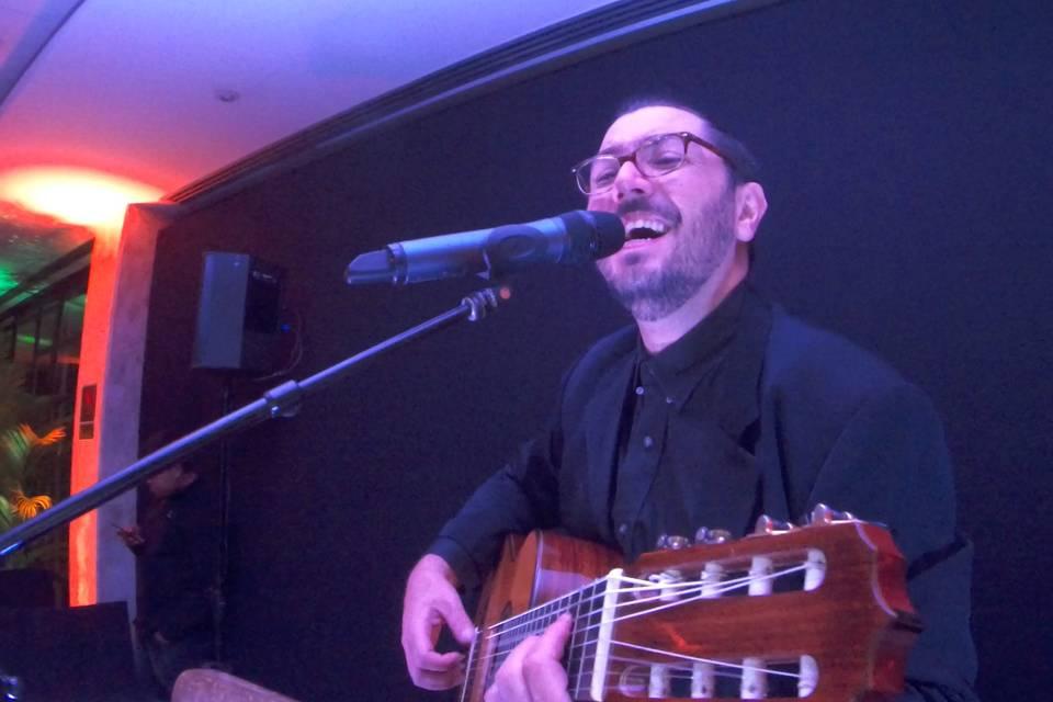 Cantor Voz e Violão em São Paulo: Música ao Vivo para Eventos com Nildo Racine